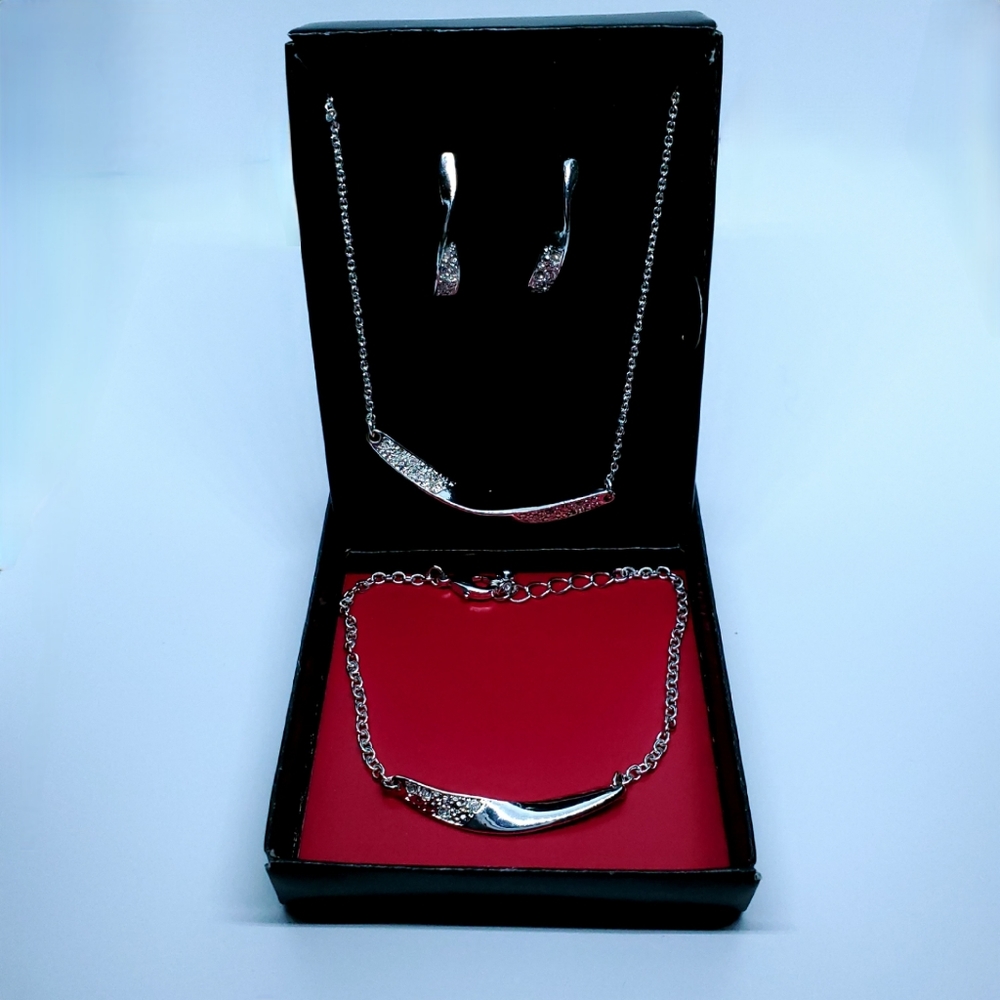 Avon Mona Twist 3 Piece Gift Set (Silvertone)